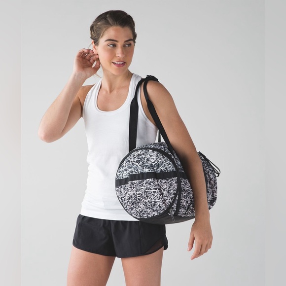 Lululemon Run Ways Duffel Ripple Seal Grey Black - Picture 5 of 7